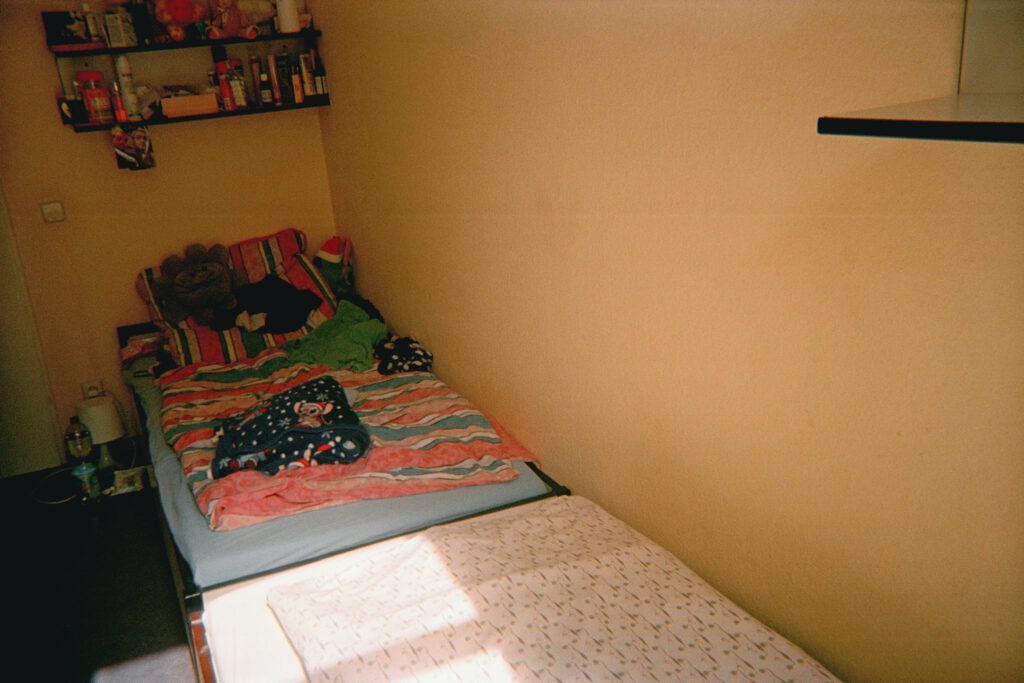 Zu sehen sind zwei Schlafplätze an einer Wand