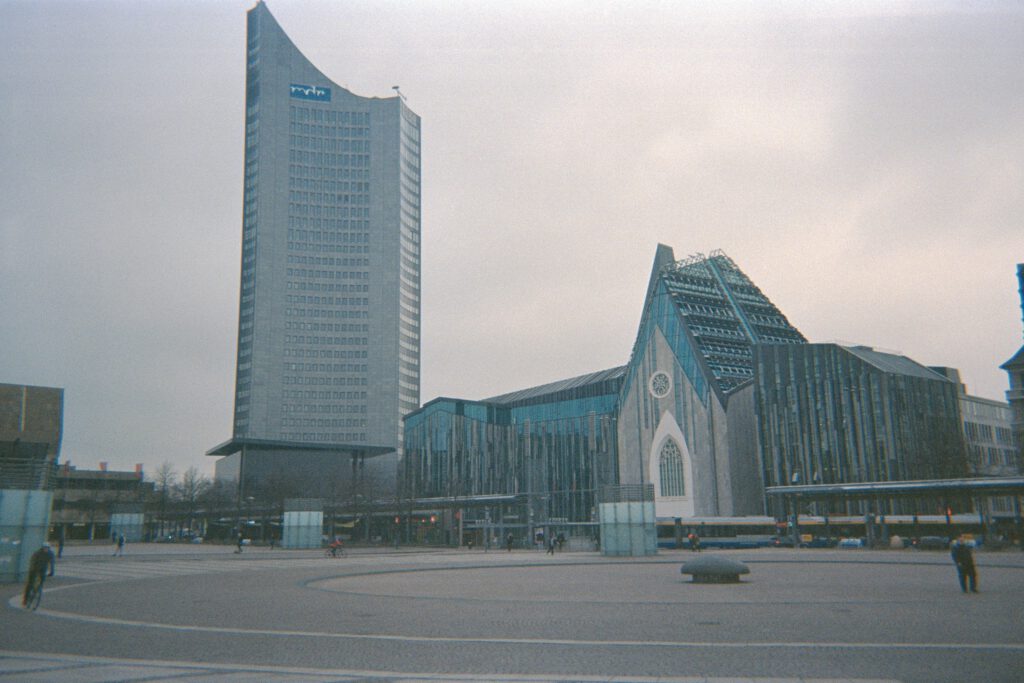 Fotografie des Augustusplatzes mit Uniriese, in Leipzig