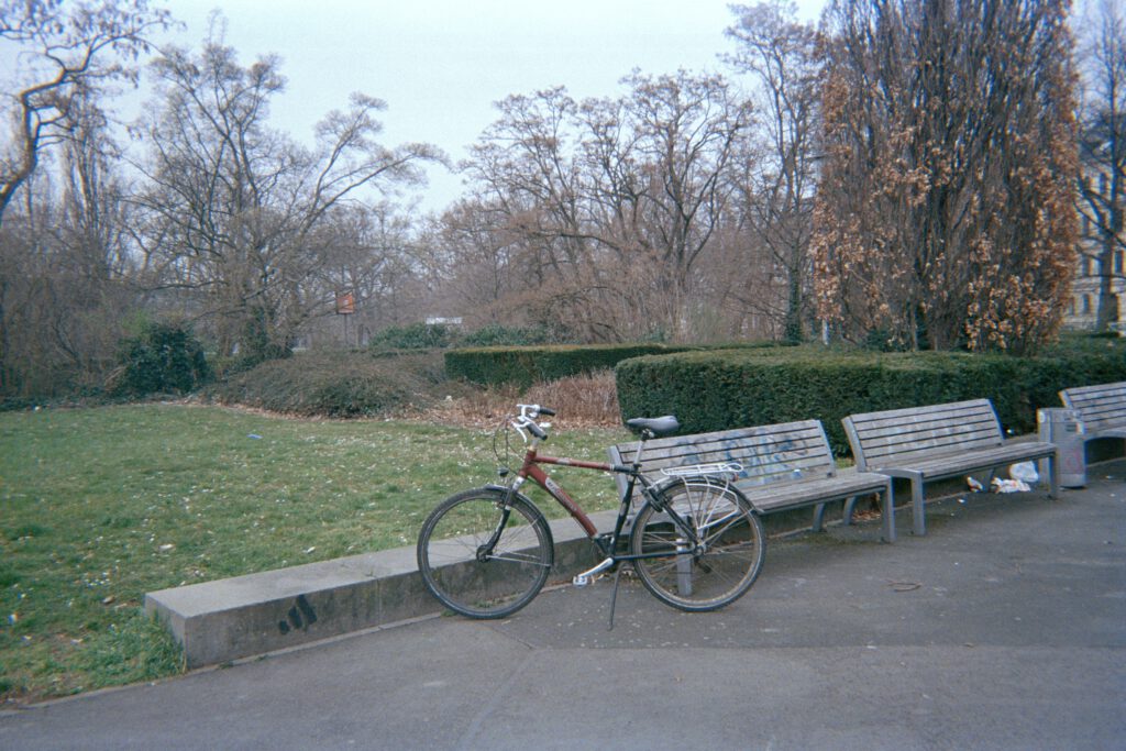 Fotografie eines Fahrrads in einem Park